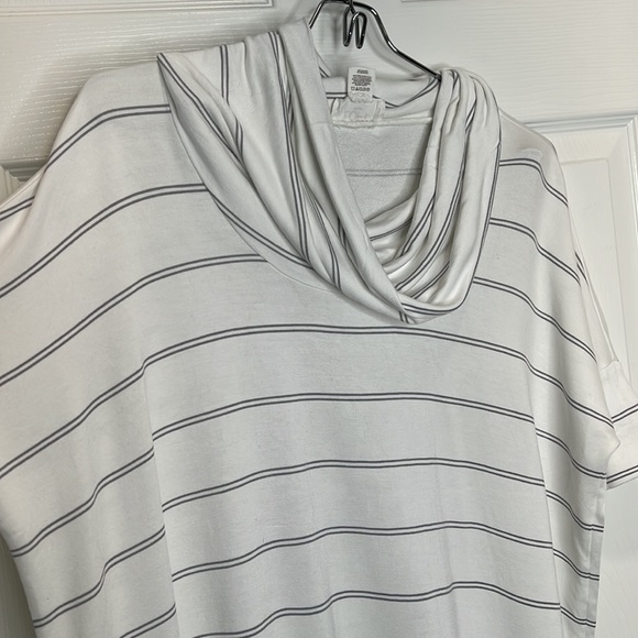 LOFT OUTLET LOUNGE XS Short Sleeve White and Gray striped Shirt. - Picture 8 of 16